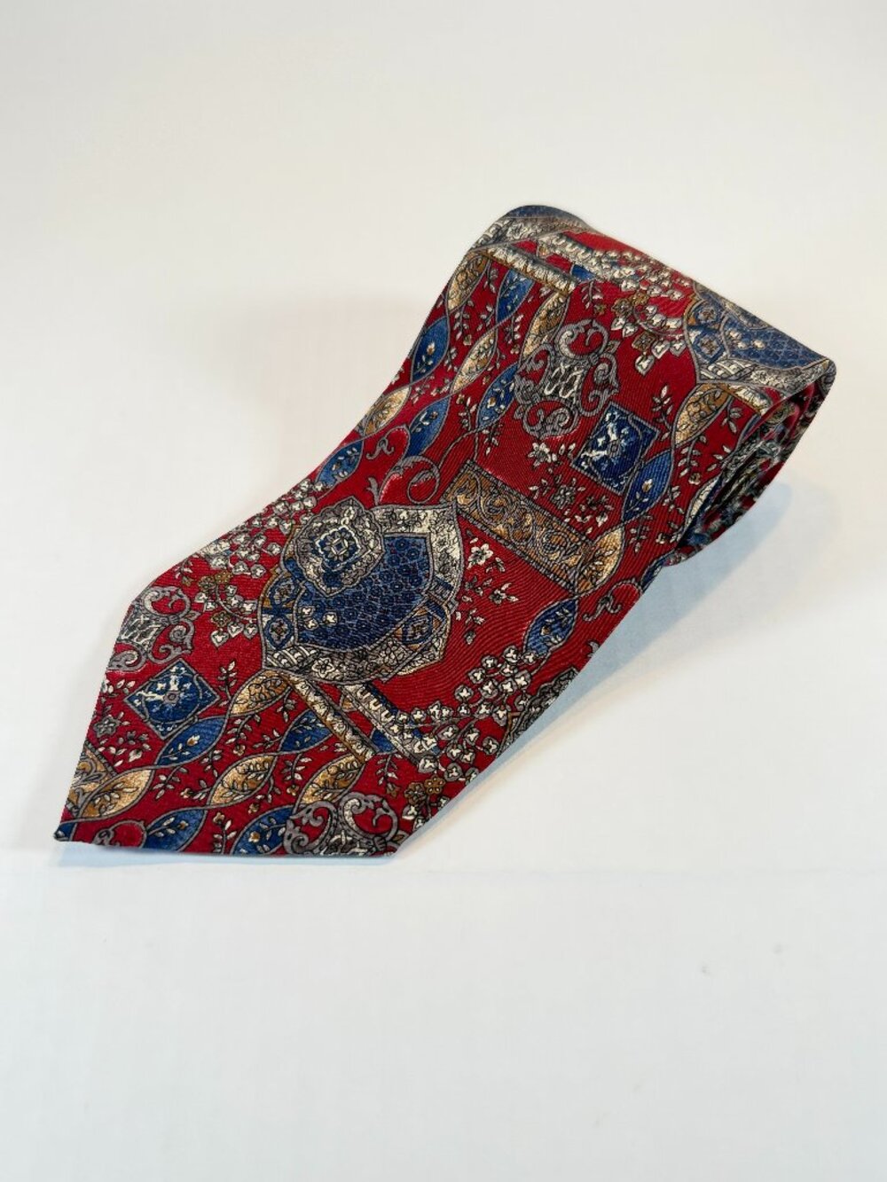 The Metropolitan Museum of Art Silk Tie Red Blue Paisley Medallion 56.5" x 4"